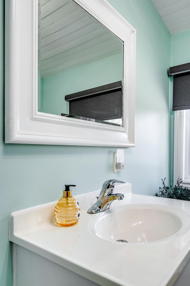 Gorgeous Cottage with Fire Pit and Nice Beach Vistas in Leamington, Ontario