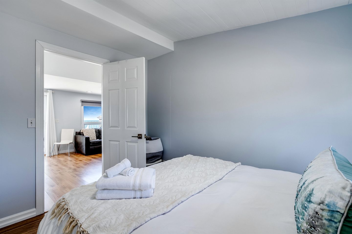 Gorgeous Cottage with Fire Pit and Nice Beach Vistas in Leamington, Ontario