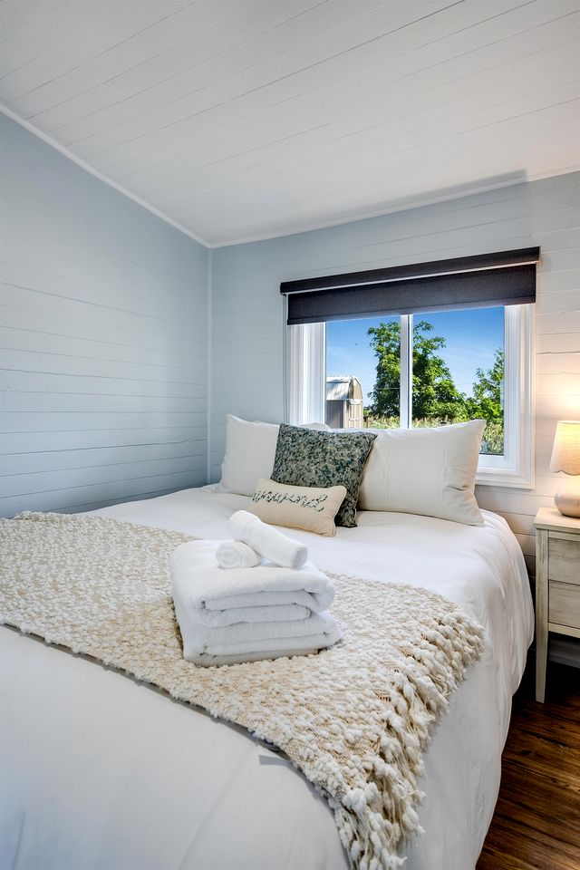 Gorgeous Cottage with Fire Pit and Nice Beach Vistas in Leamington, Ontario