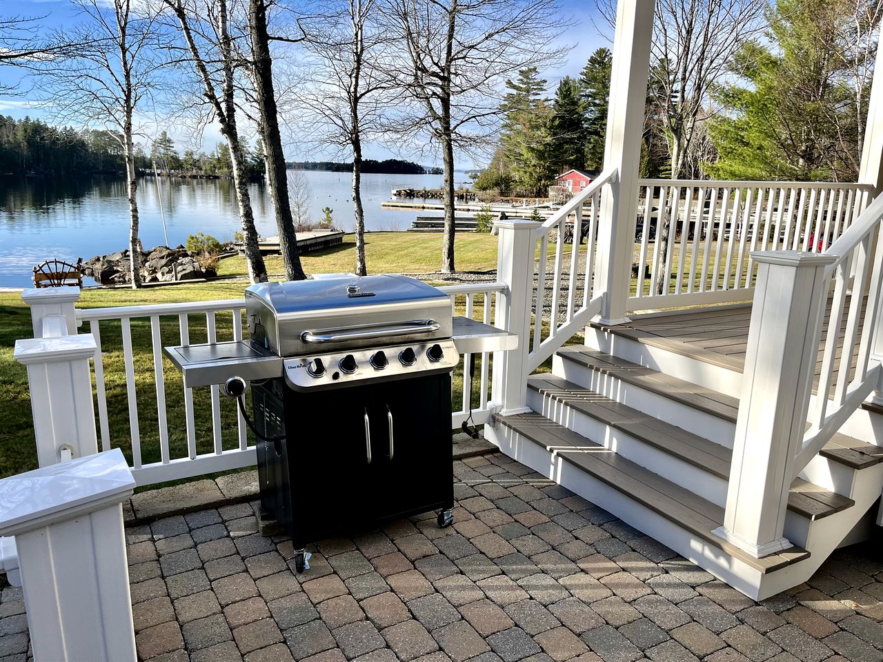 Gorgeous Cottage with Hot-tub and Games in Beaver Cove, Maine
