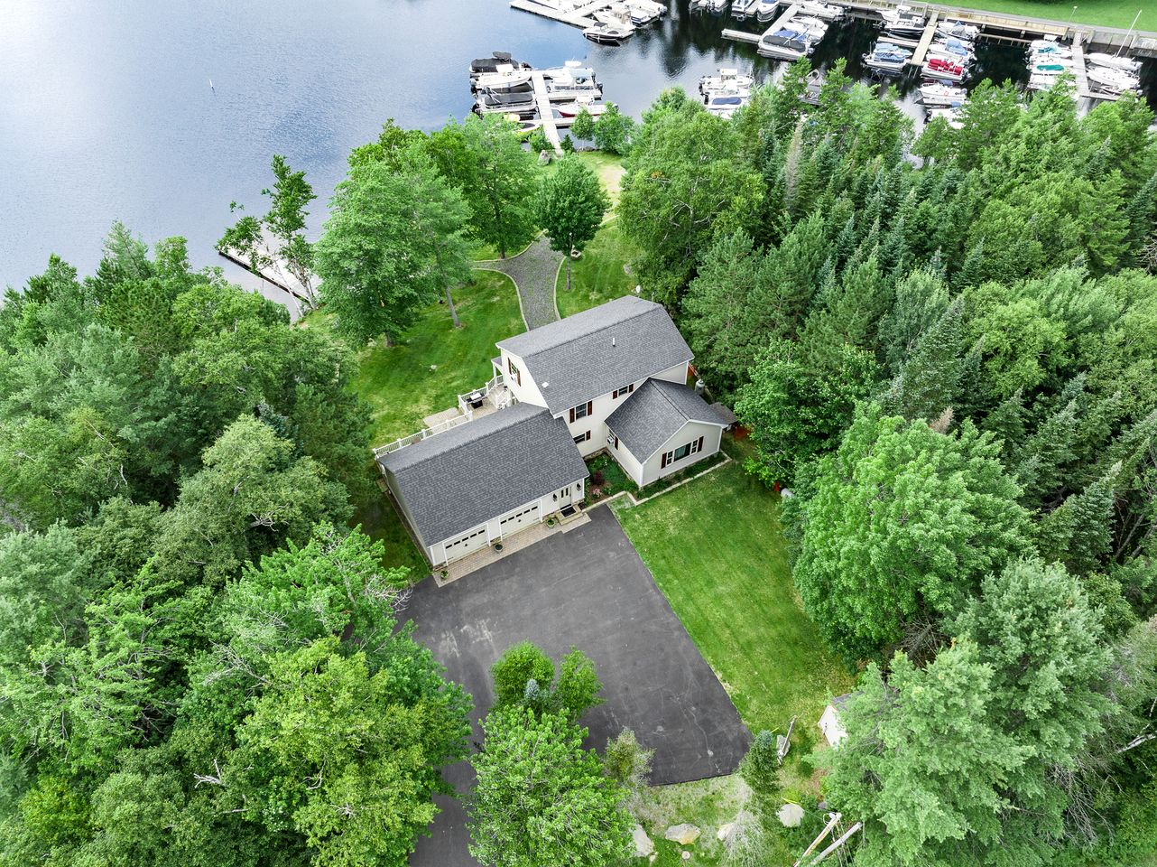 Gorgeous Cottage with Hot-tub and Games in Beaver Cove, Maine