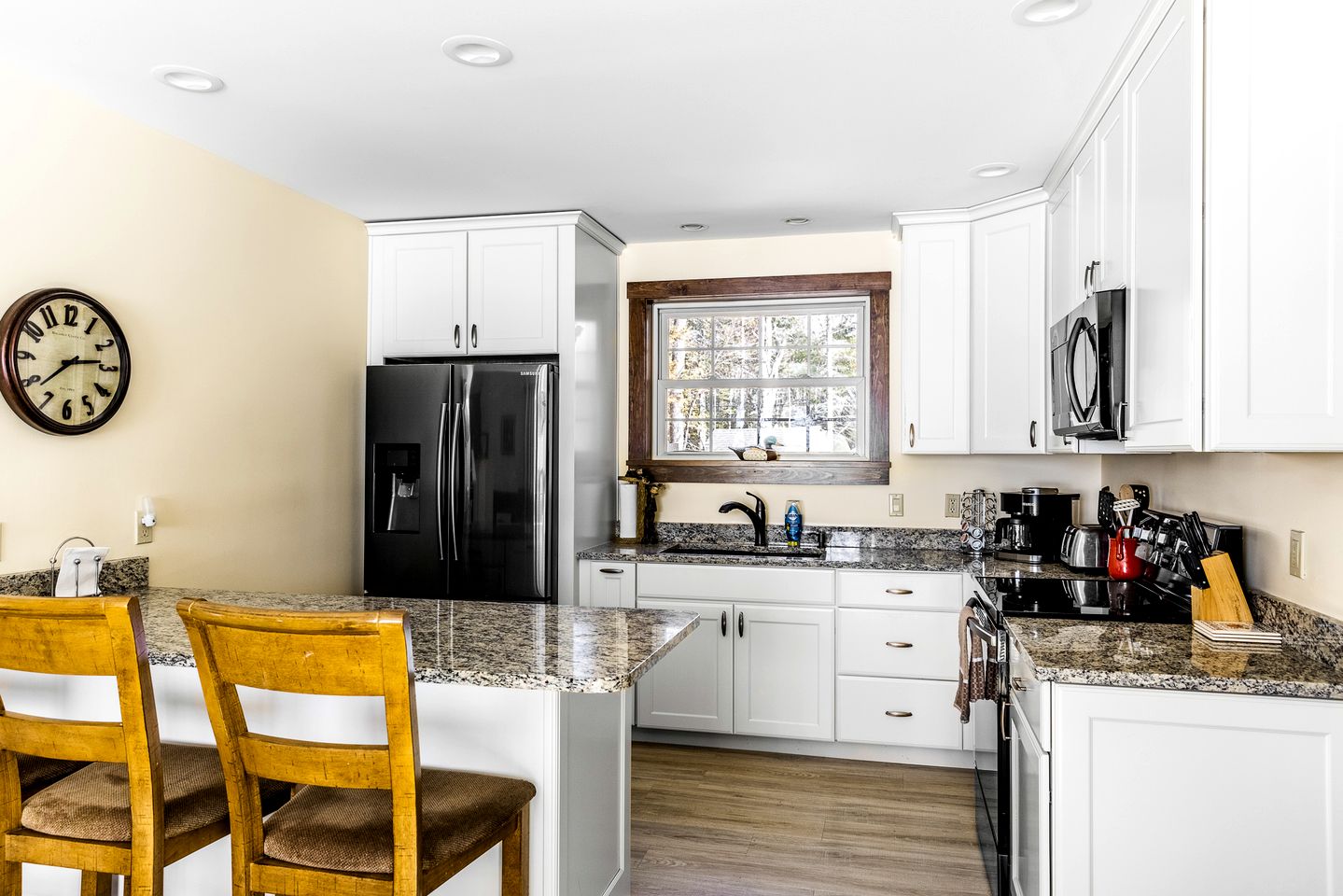 Gorgeous Cottage with Hot-tub and Games in Beaver Cove, Maine