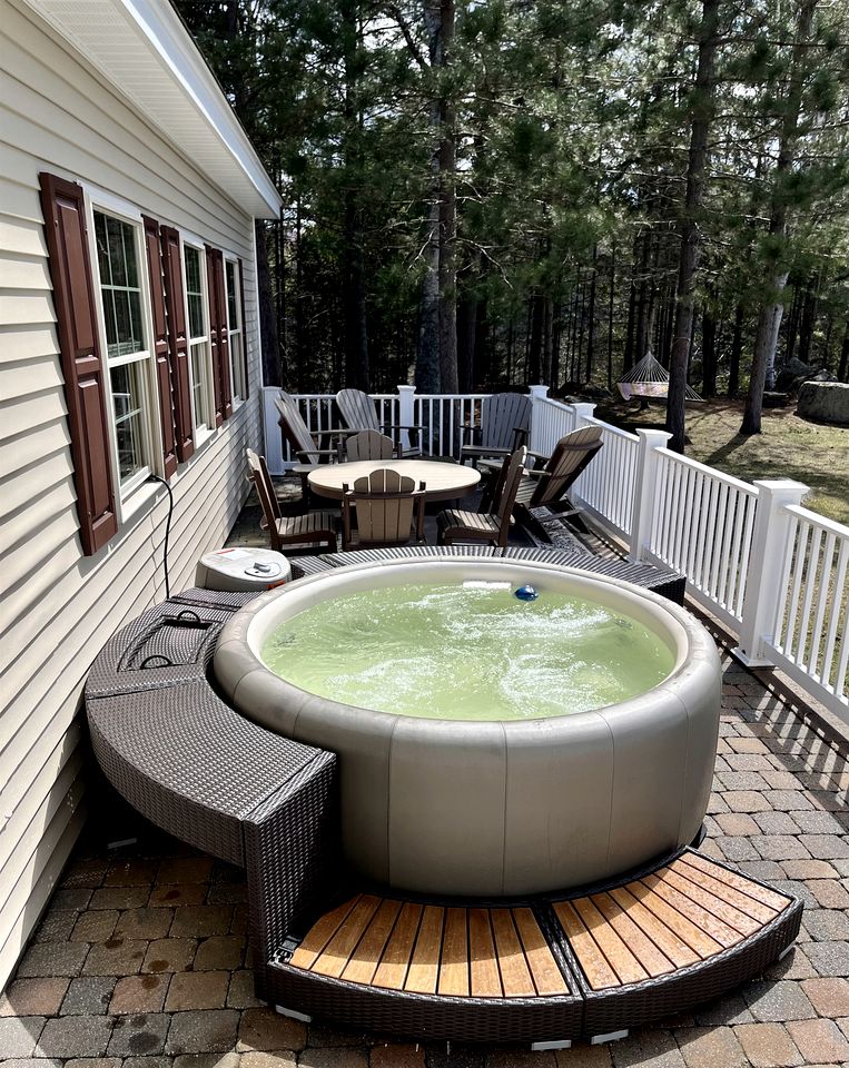 Gorgeous Cottage with Hot-tub and Games in Beaver Cove, Maine