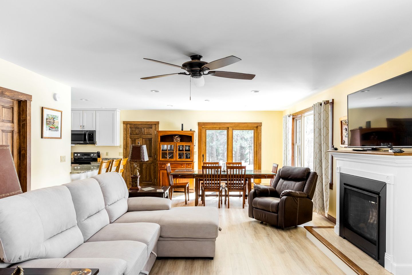 Gorgeous Cottage with Hot-tub and Games in Beaver Cove, Maine