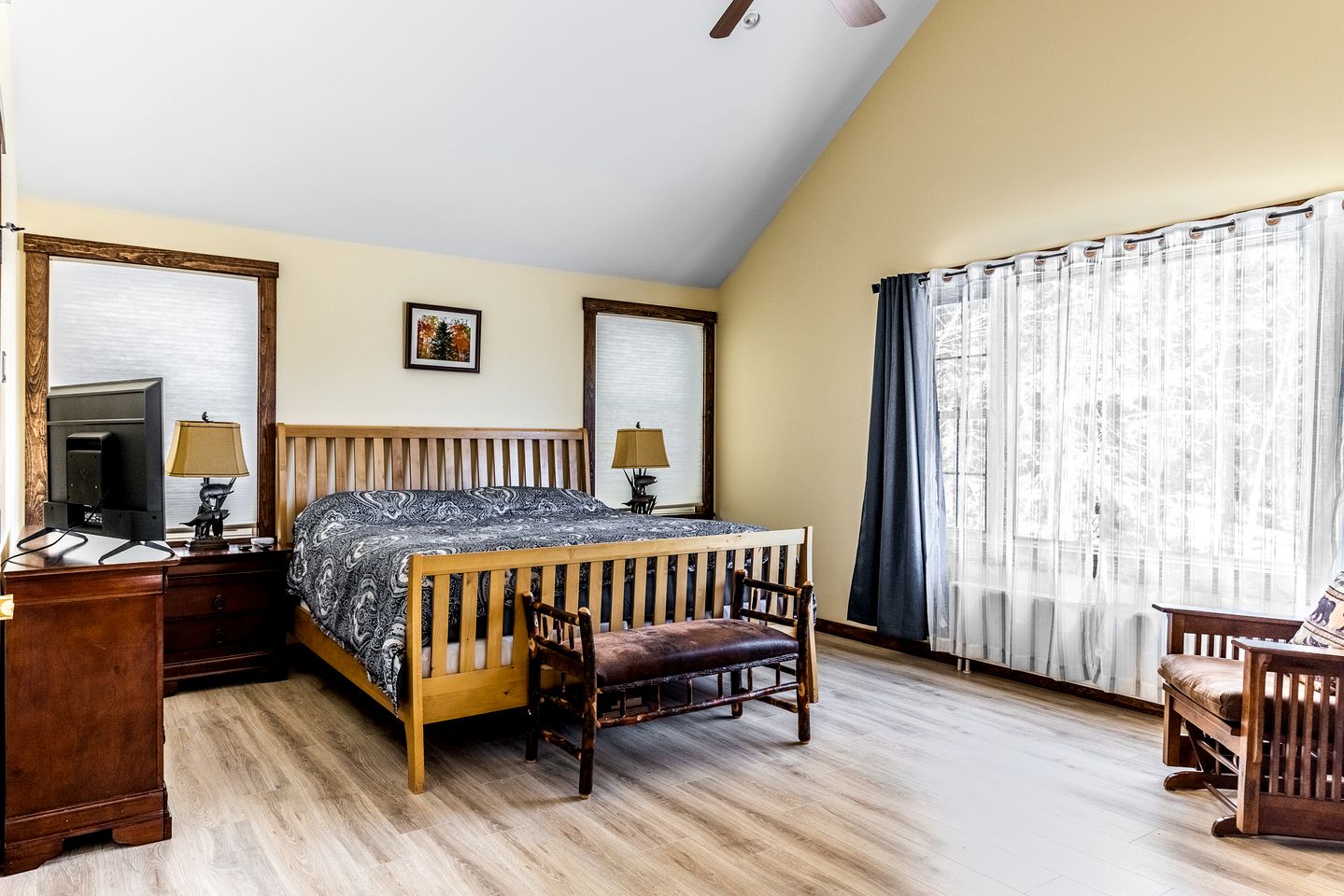 Gorgeous Cottage with Hot-tub and Games in Beaver Cove, Maine