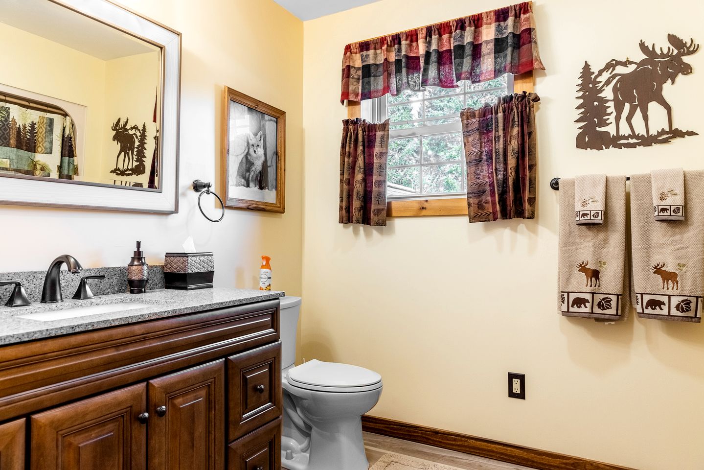 Gorgeous Cottage with Hot-tub and Games in Beaver Cove, Maine