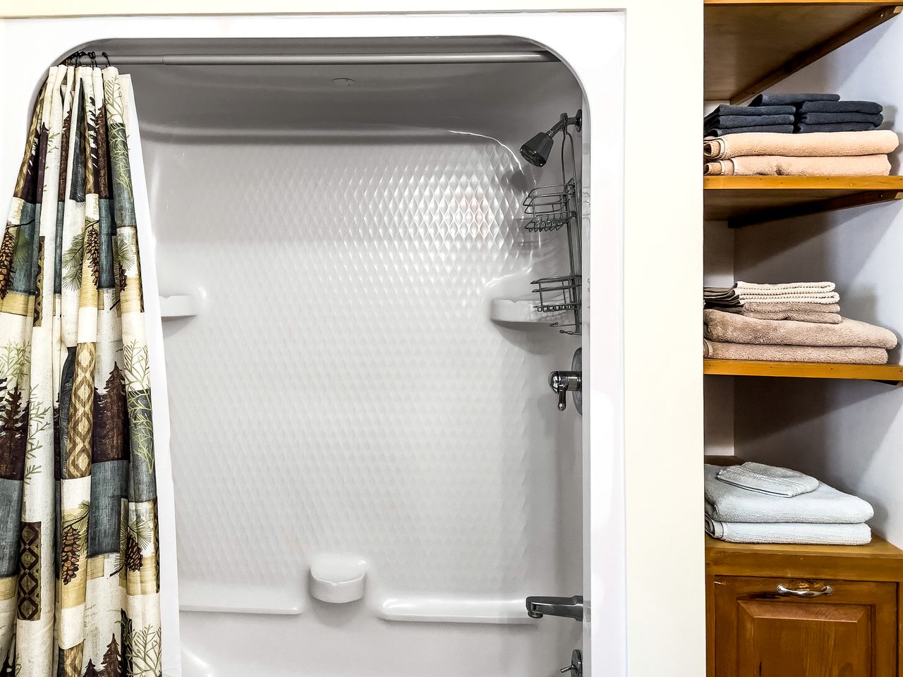 Gorgeous Cottage with Hot-tub and Games in Beaver Cove, Maine