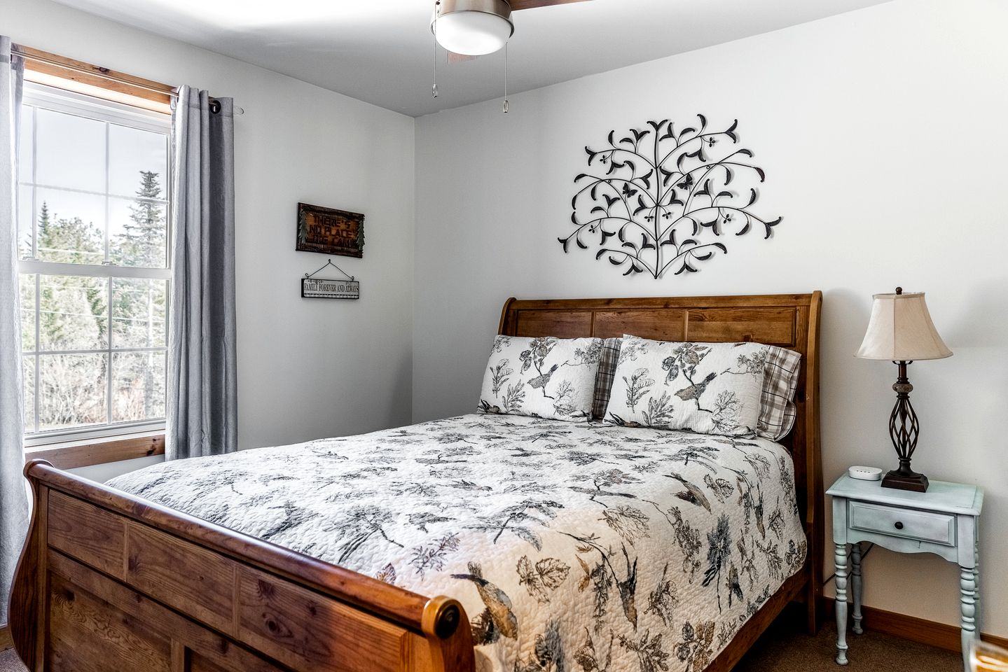 Gorgeous Cottage with Hot-tub and Games in Beaver Cove, Maine