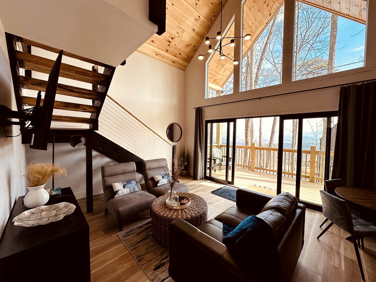 Gorgeous Cottage with Spectacular Night City Views in Sevierville, Tennessee