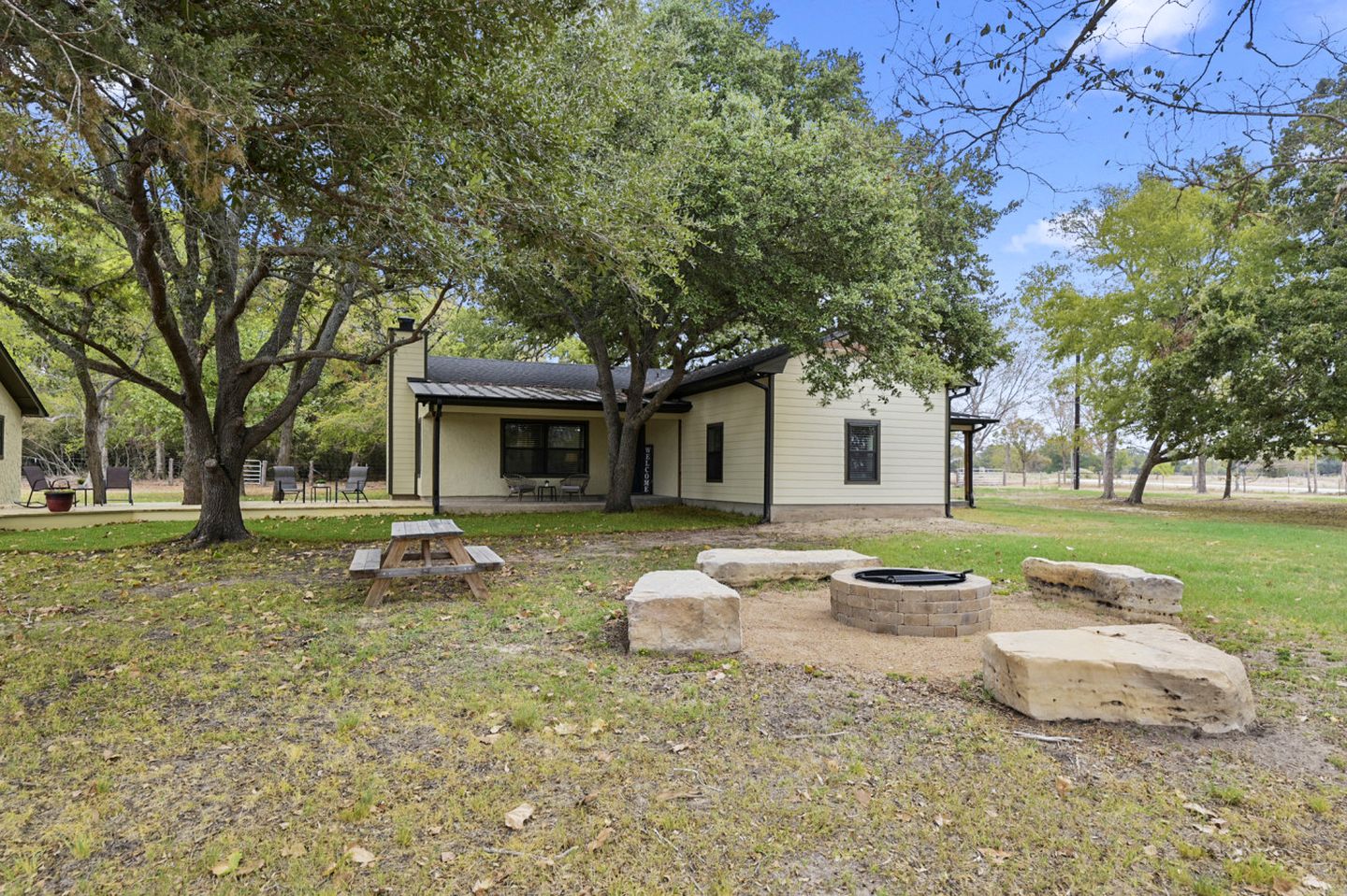 Gorgeous Family Cottage Ideal to Stargaze from the Deck in Texas