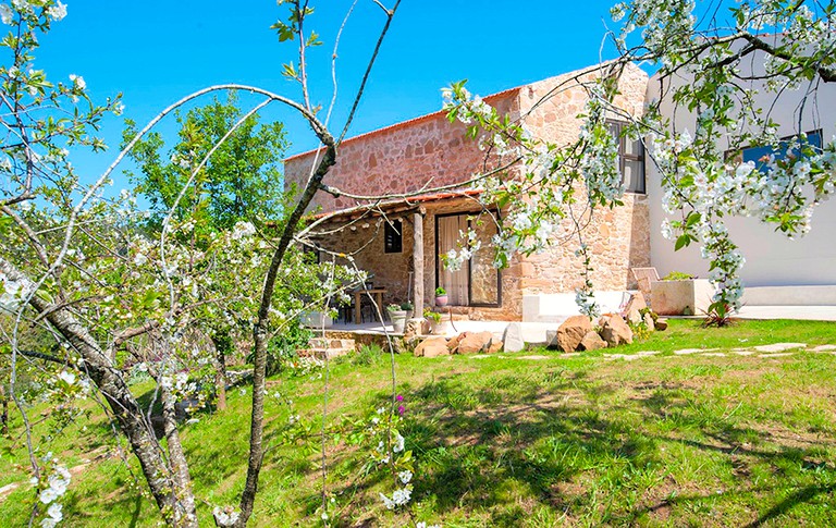 Cottages (Évora de Alcobaca, Leiria District, Portugal)