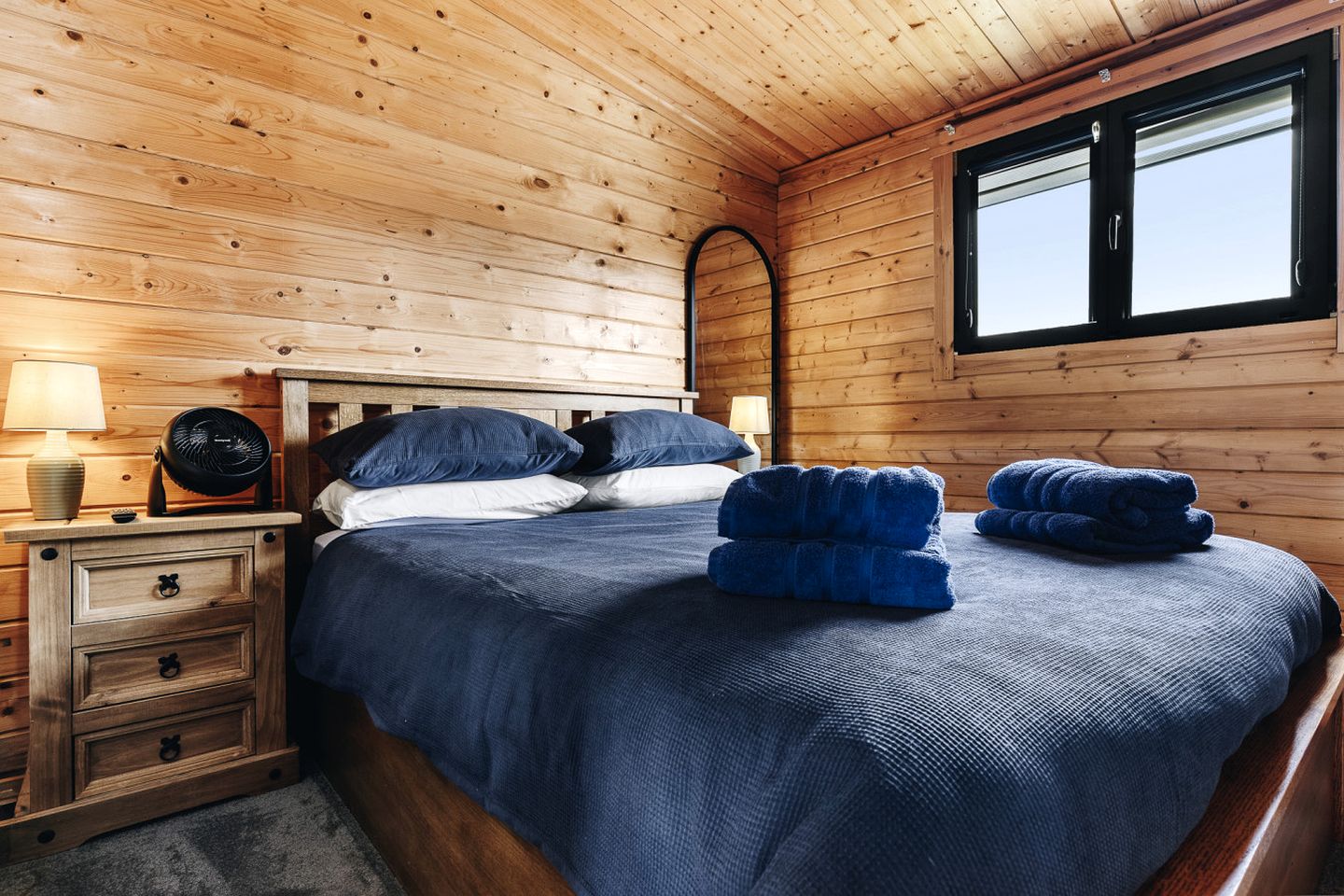 Gorgeous Fully-Equipped Cabin with Spectacular Outdoor Living Space in UK