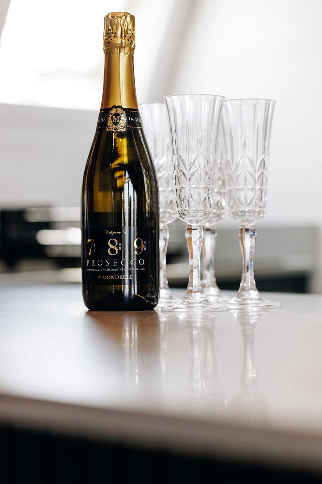 Gorgeous Fully-Equipped Cabin with Spectacular Outdoor Living Space in UK