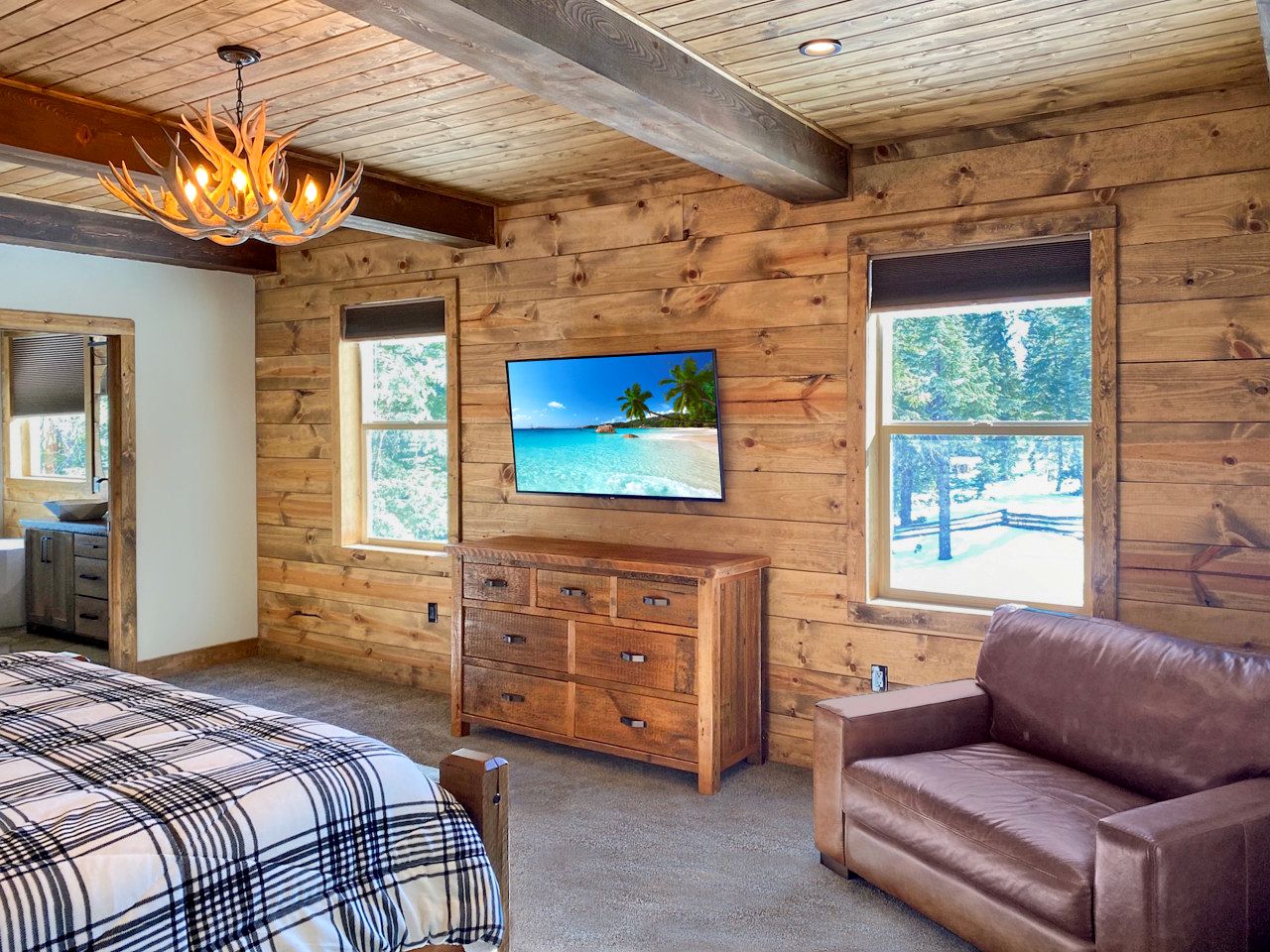 Gorgeous and Fully Equipped Cabin with Hot Tub in Duck Creek Village, Perfect for a Family Holiday in the Mountains