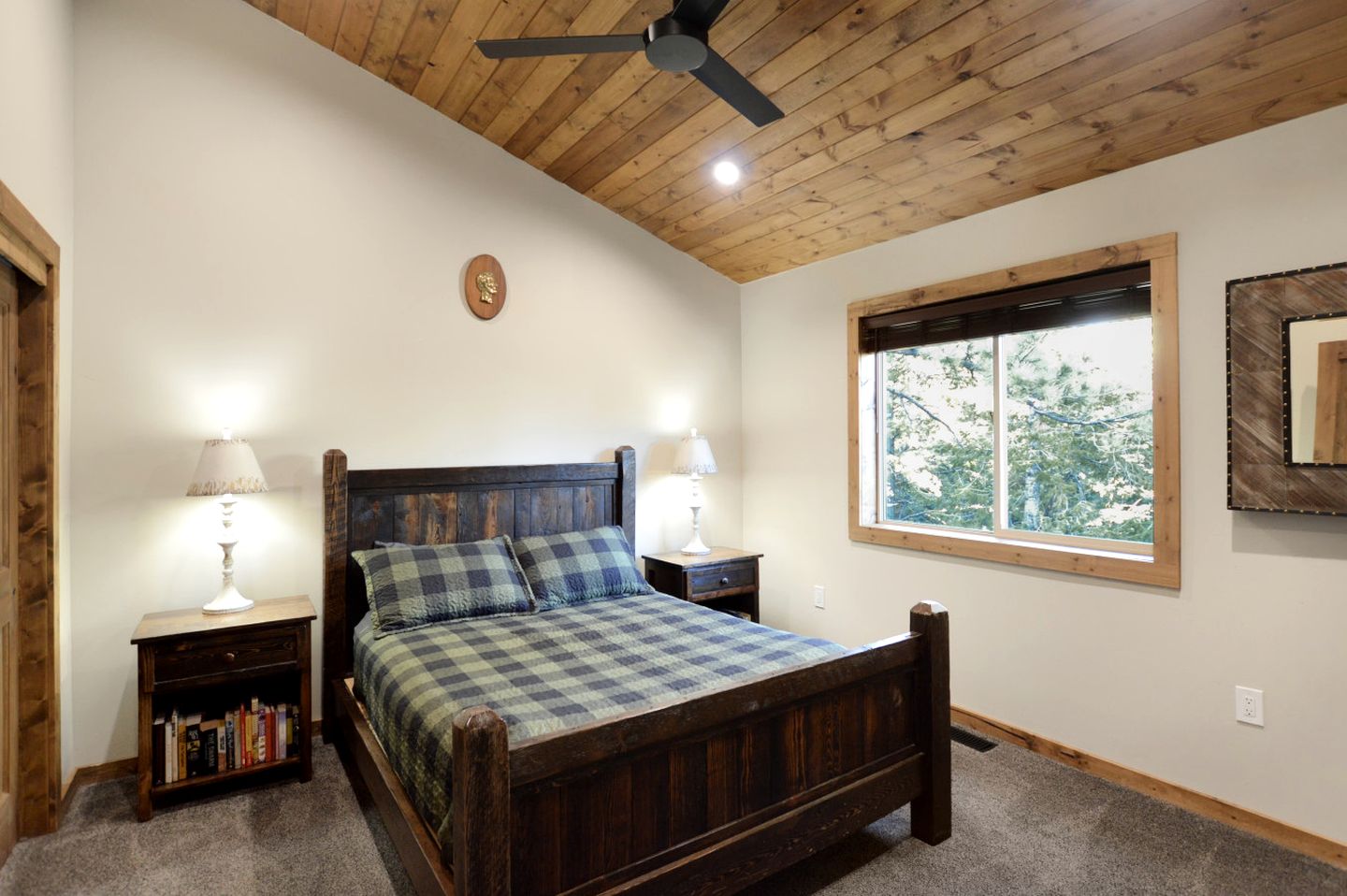Gorgeous and Fully Equipped Cabin with Hot Tub in Duck Creek Village, Perfect for a Family Holiday in the Mountains