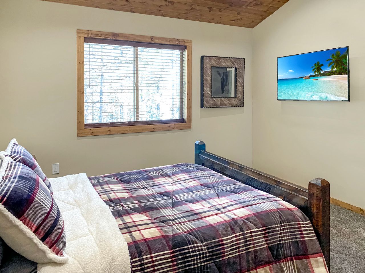 Gorgeous and Fully Equipped Cabin with Hot Tub in Duck Creek Village, Perfect for a Family Holiday in the Mountains