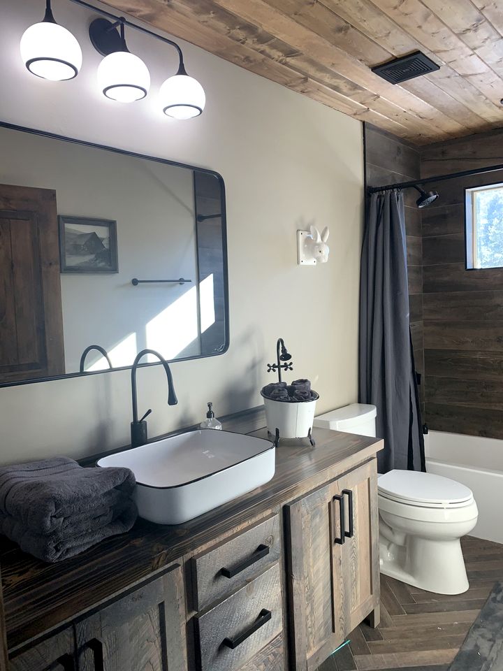 Gorgeous and Fully Equipped Cabin with Hot Tub in Duck Creek Village, Perfect for a Family Holiday in the Mountains