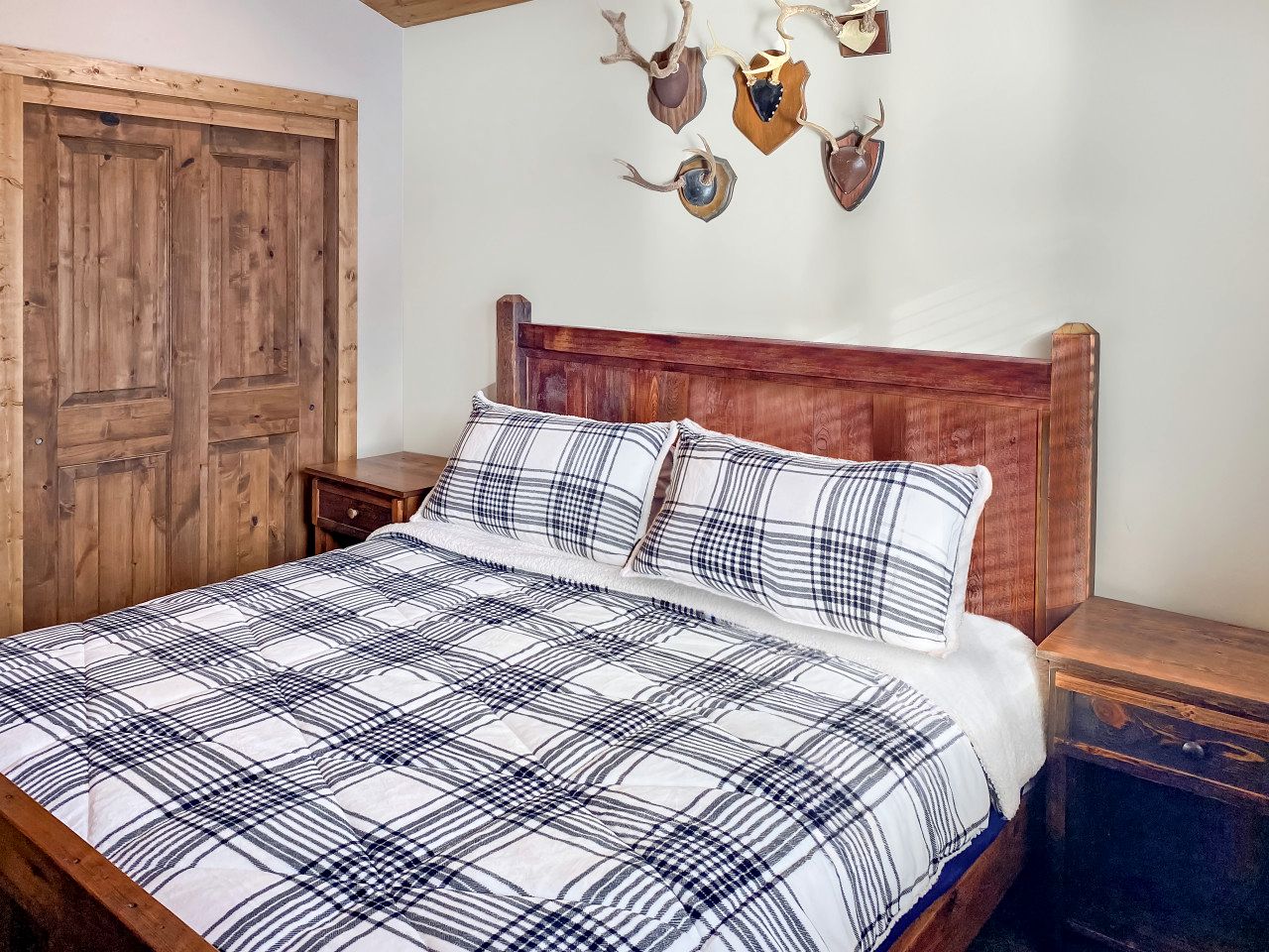 Gorgeous and Fully Equipped Cabin with Hot Tub in Duck Creek Village, Perfect for a Family Holiday in the Mountains