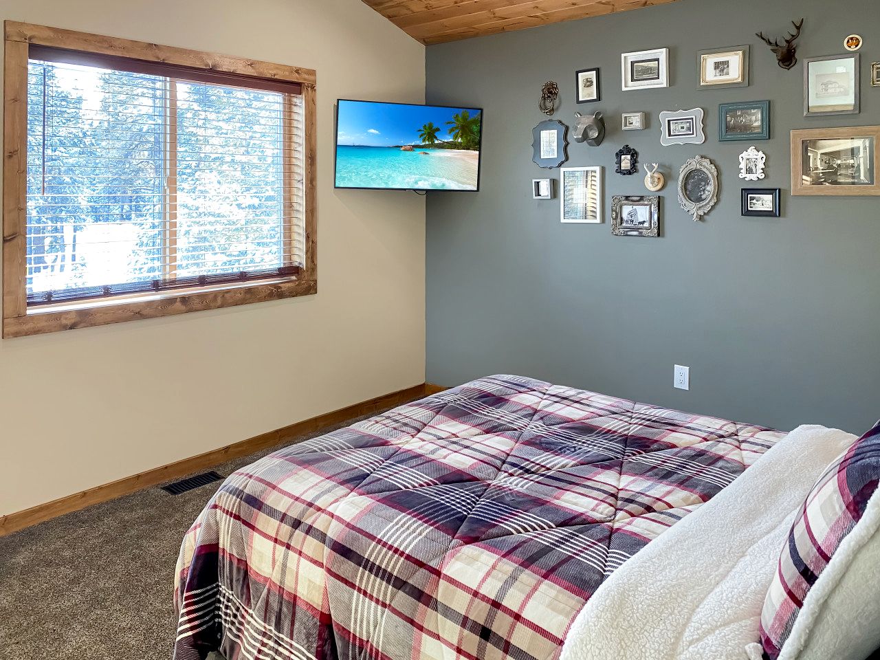 Gorgeous and Fully Equipped Cabin with Hot Tub in Duck Creek Village, Perfect for a Family Holiday in the Mountains
