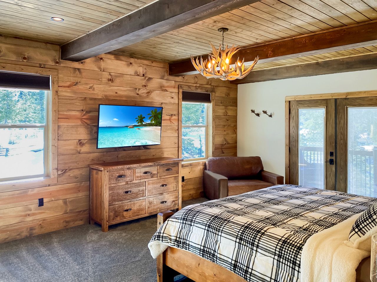 Gorgeous and Fully Equipped Cabin with Hot Tub in Duck Creek Village, Perfect for a Family Holiday in the Mountains