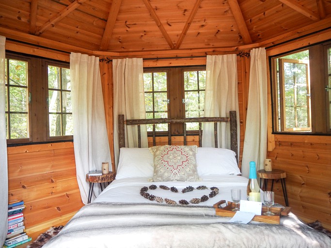 Romantic cabin rental for a glamping getaway on Kasshabog Lake,Ontario