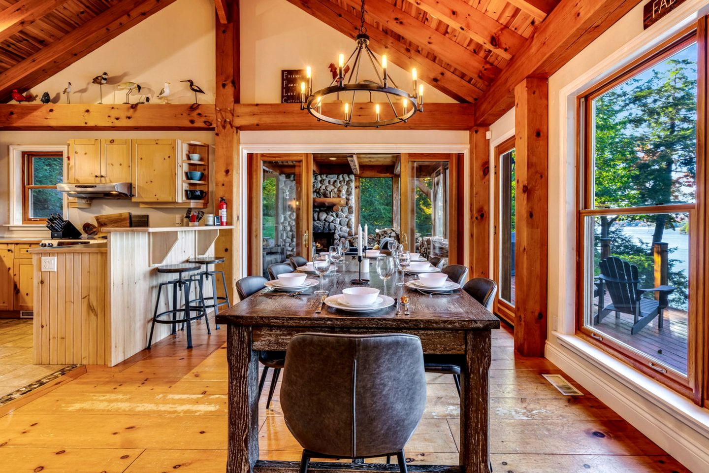 Gorgeous Lakefront Cabin with Fireplace in Huntsville, Ontario