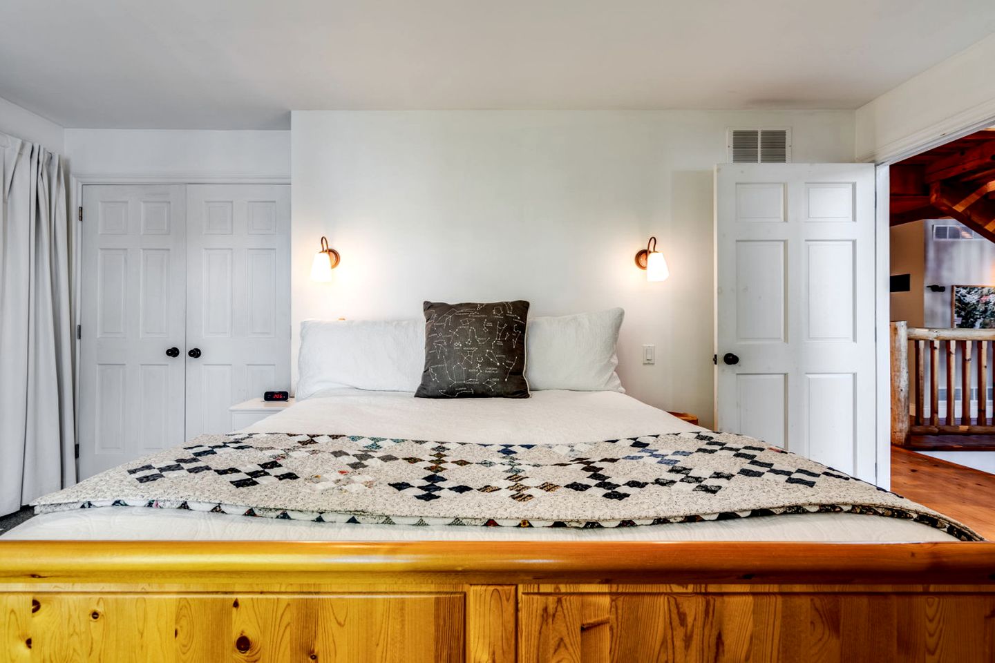 Gorgeous Lakefront Cabin with Fireplace in Huntsville, Ontario