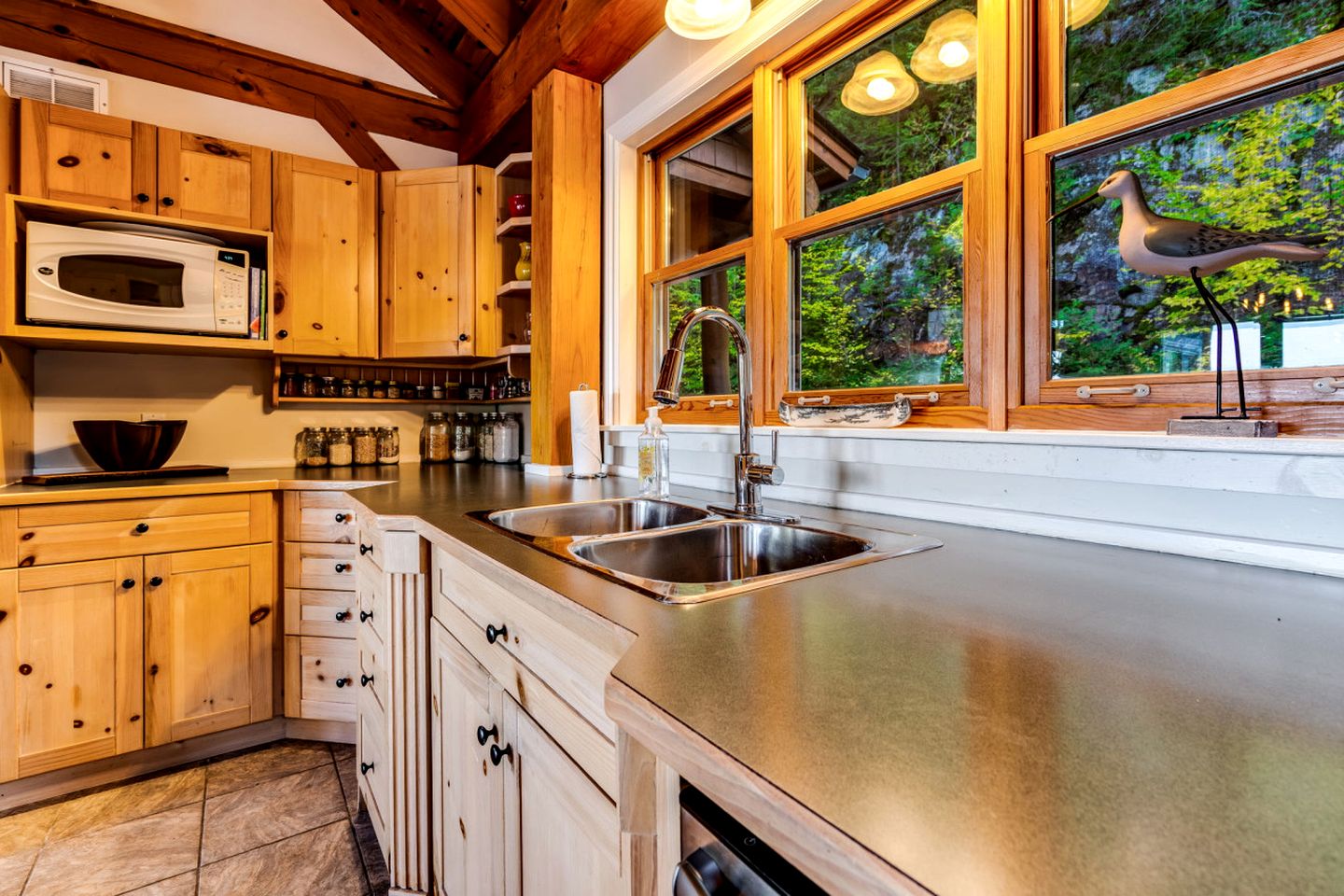 Gorgeous Lakefront Cabin with Fireplace in Huntsville, Ontario