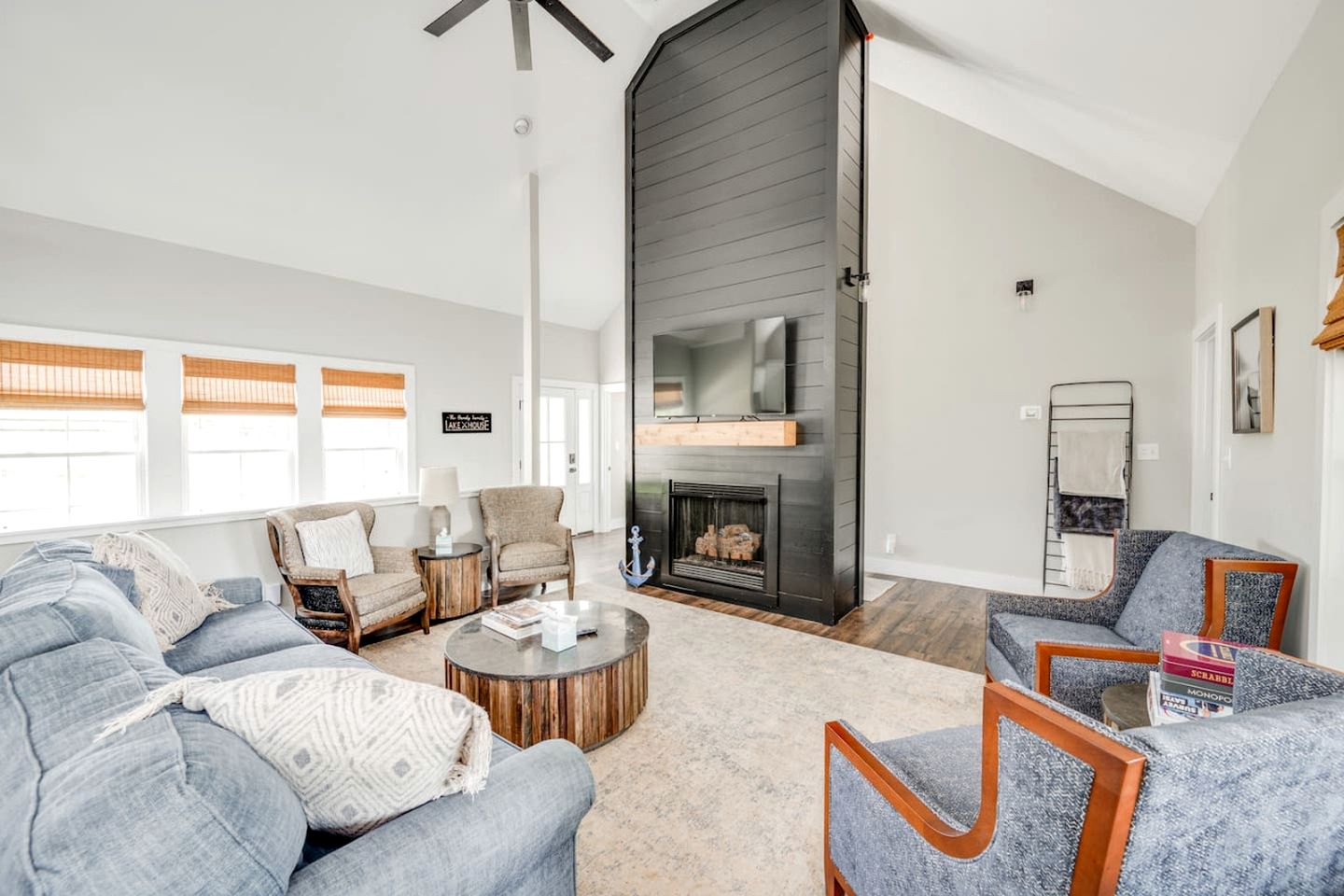 Stunning Lakefront Cottage with Fireplace and Barbecue in Huddleston, Virginia