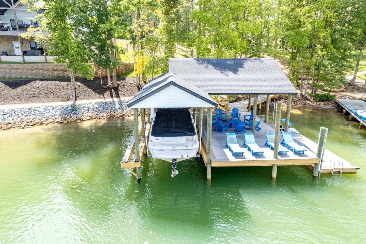 Stunning Lakefront Cottage with Fireplace and Barbecue in Huddleston, Virginia