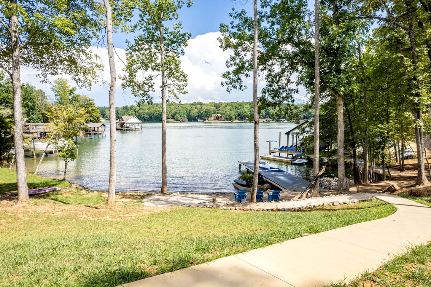 Stunning Lakefront Cottage with Fireplace and Barbecue in Huddleston, Virginia
