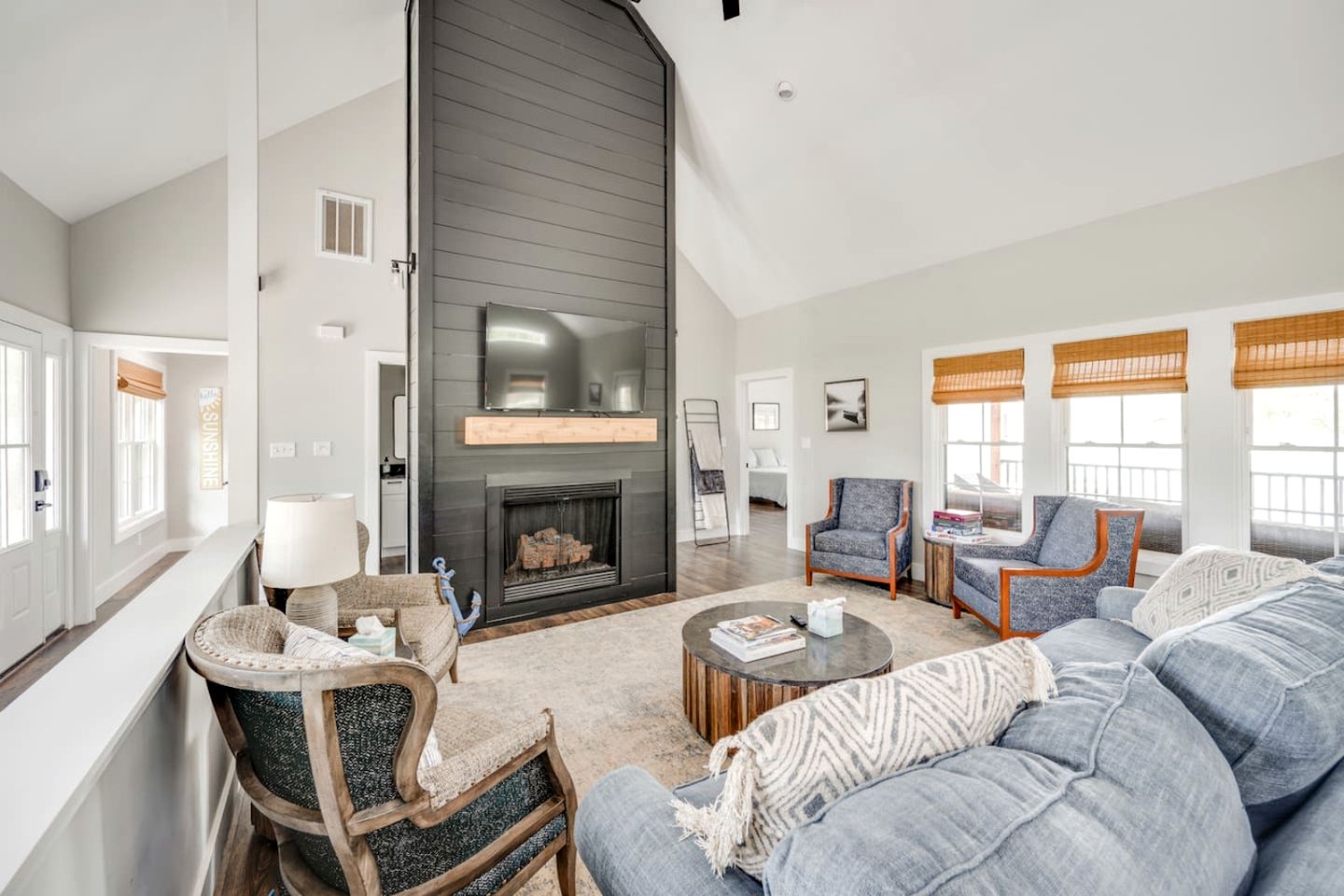 Stunning Lakefront Cottage with Fireplace and Barbecue in Huddleston, Virginia