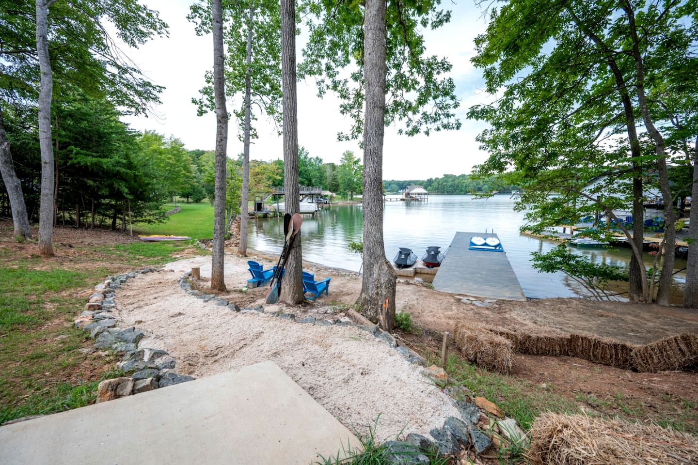 Stunning Lakefront Cottage with Fireplace and Barbecue in Huddleston, Virginia