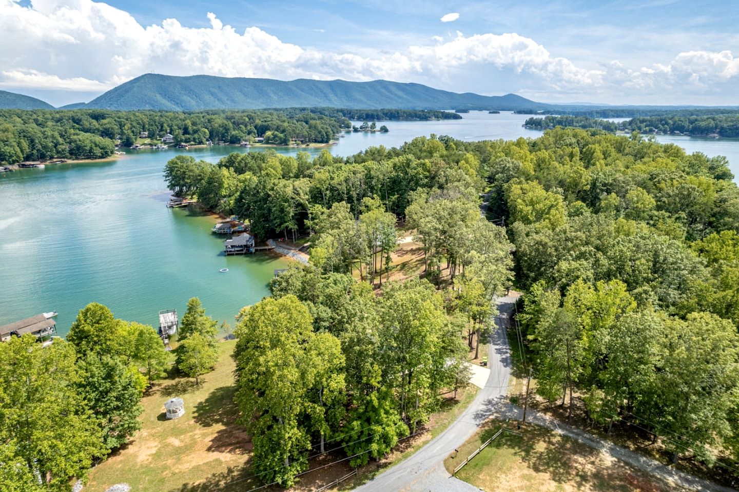 Stunning Lakefront Cottage with Fireplace and Barbecue in Huddleston, Virginia