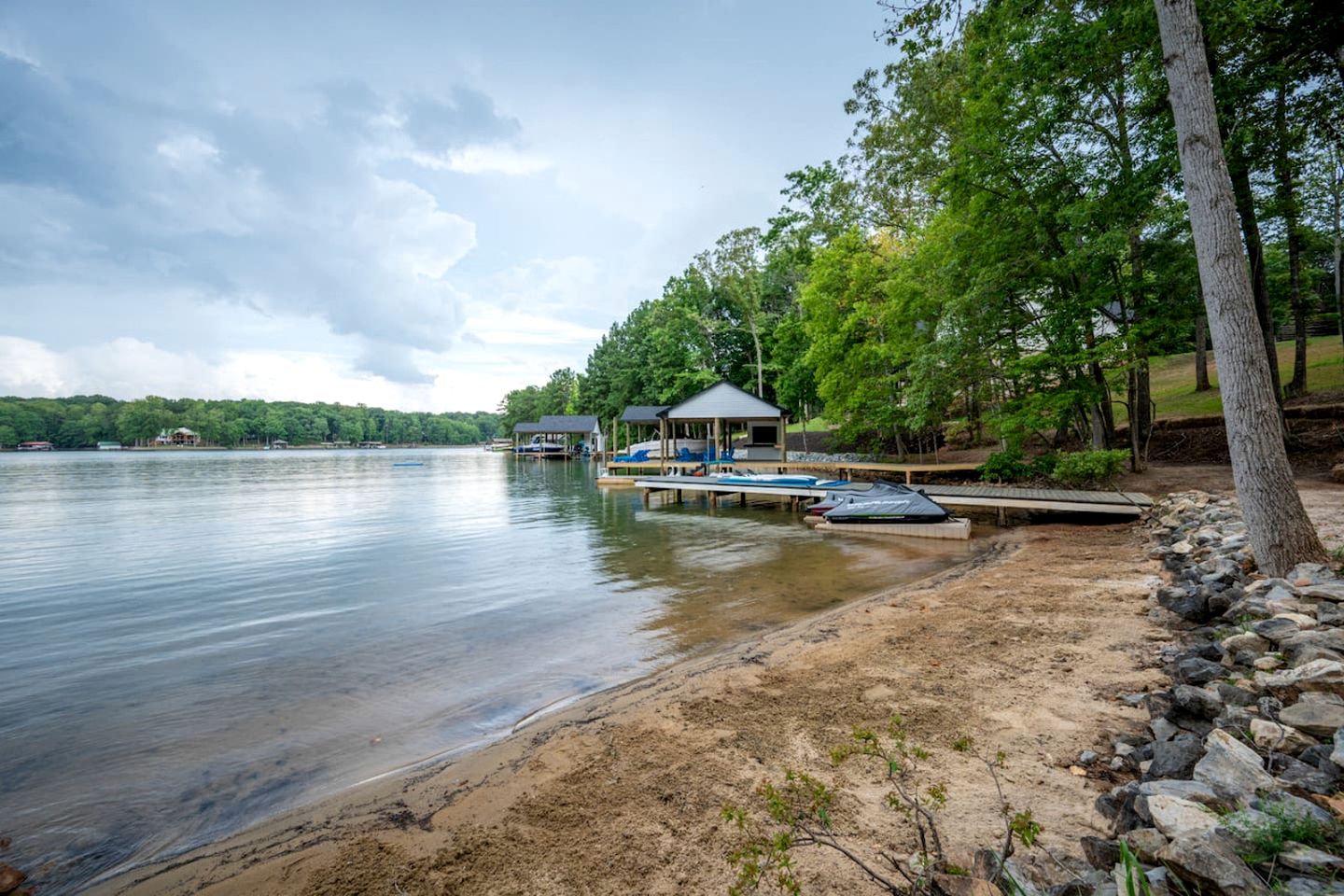 Stunning Lakefront Cottage with Fireplace and Barbecue in Huddleston, Virginia