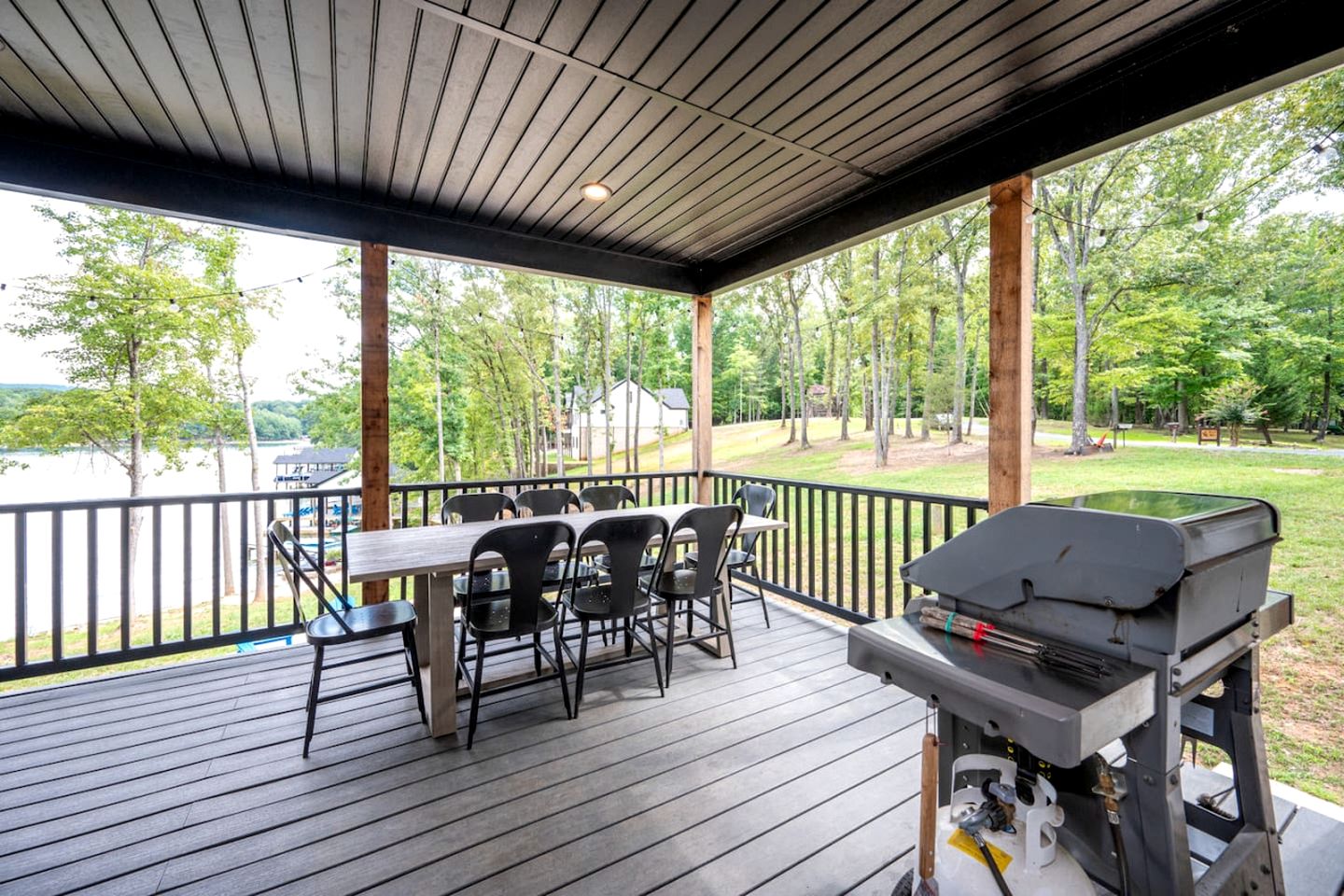 Stunning Lakefront Cottage with Fireplace and Barbecue in Huddleston, Virginia