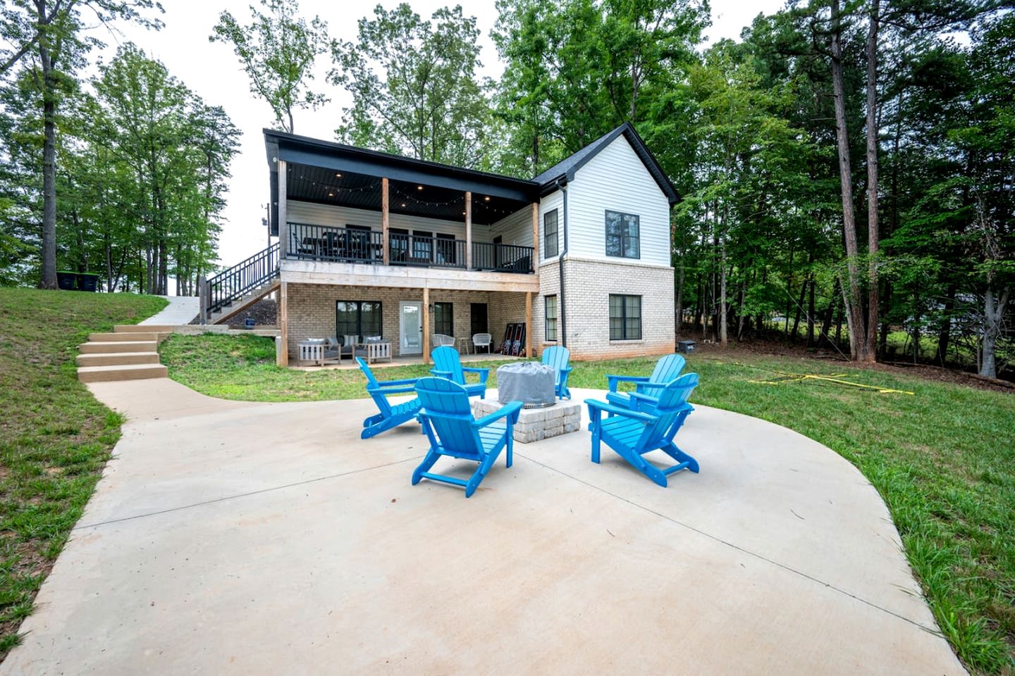 Stunning Lakefront Cottage with Fireplace and Barbecue in Huddleston, Virginia