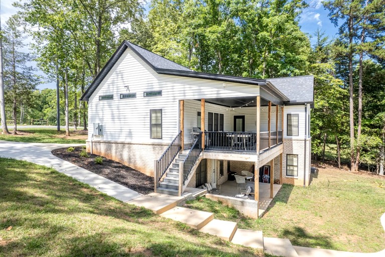 Stunning Lakefront Cottage with Fireplace and Barbecue in Huddleston, Virginia