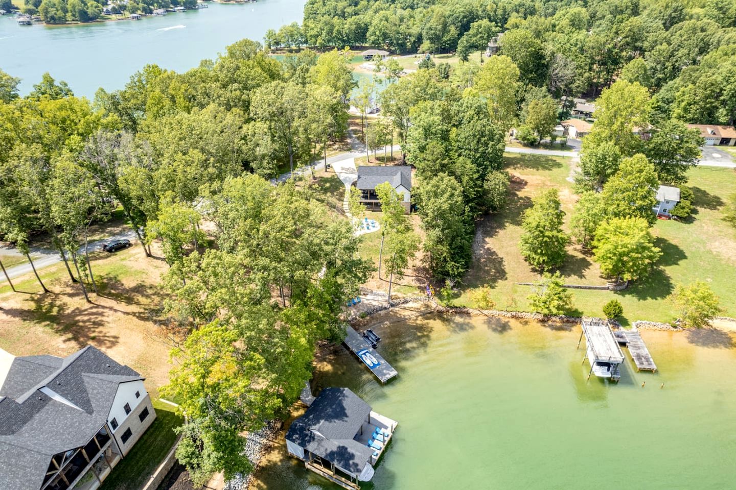 Stunning Lakefront Cottage with Fireplace and Barbecue in Huddleston, Virginia