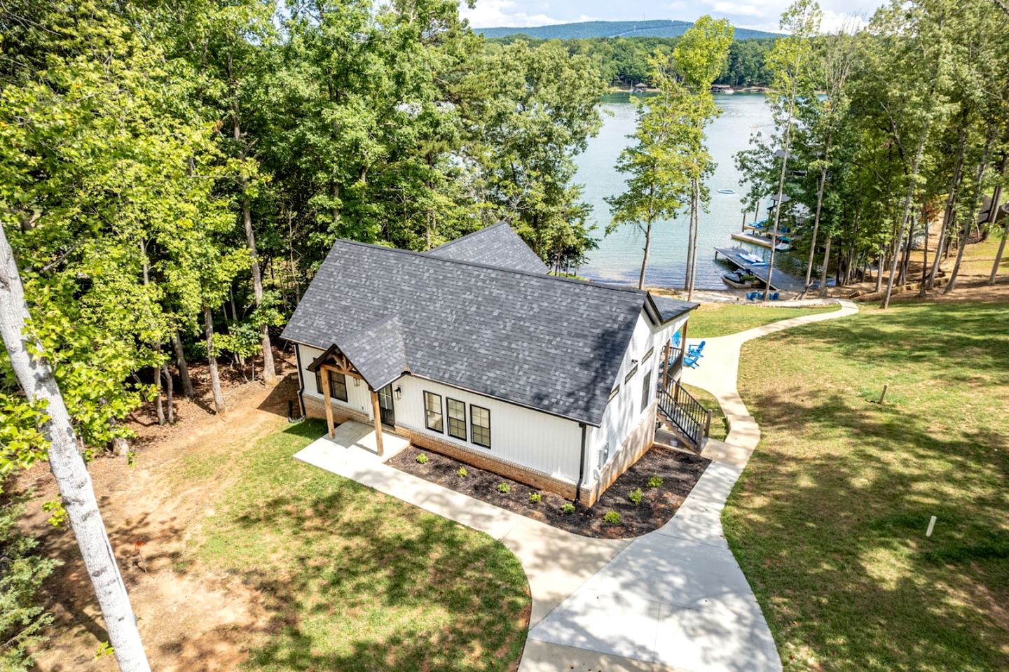 Stunning Lakefront Cottage with Fireplace and Barbecue in Huddleston, Virginia