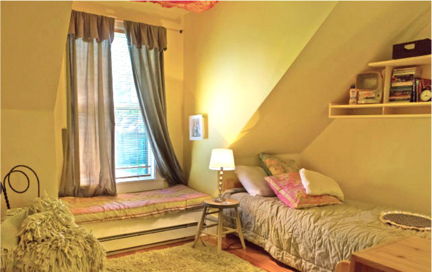 Gorgeous, Lakefront Vacation Rental in the Charming Town of Wayne in Central Maine