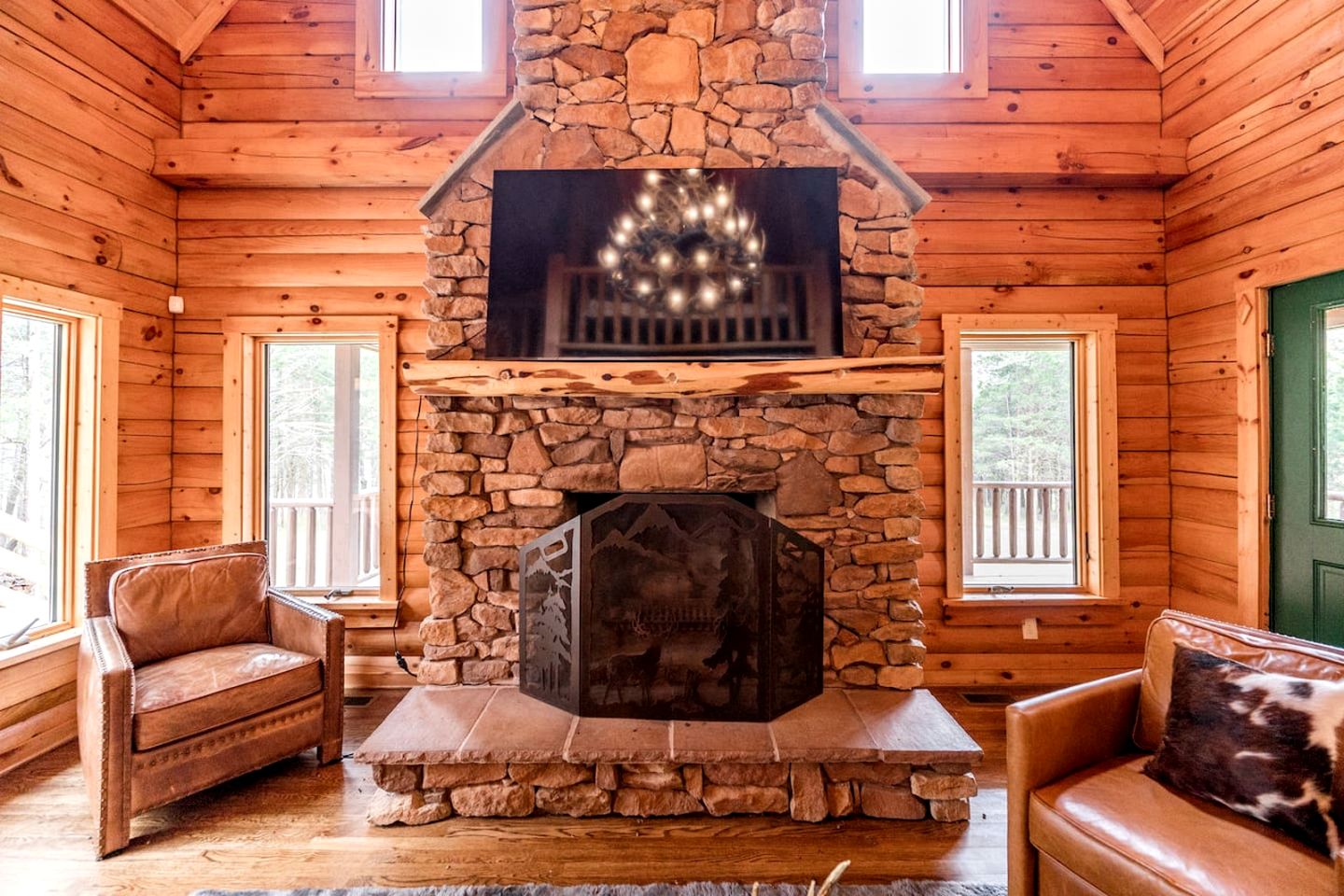 Awesome Wooden Cabin with Stunning Sights in Forest, Virginia