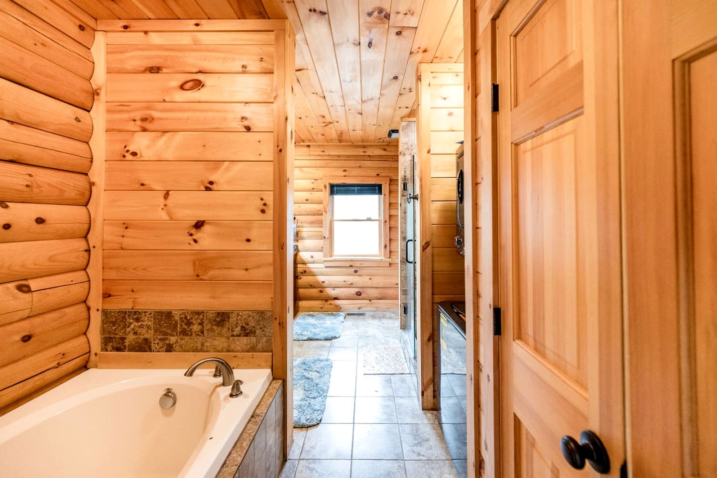 Awesome Wooden Cabin with Stunning Sights in Forest, Virginia