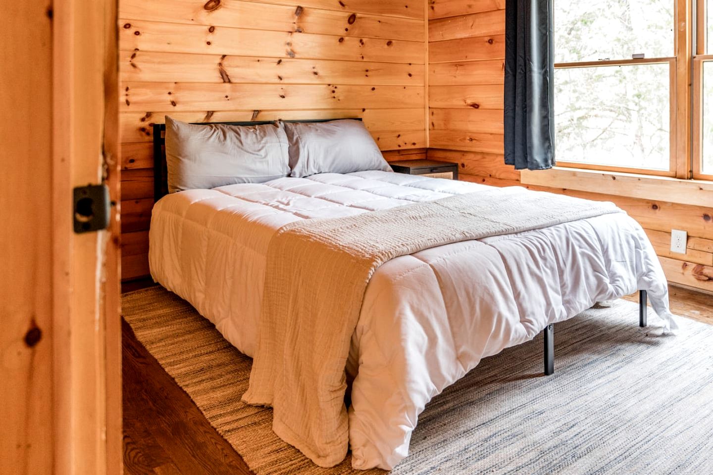 Awesome Wooden Cabin with Stunning Sights in Forest, Virginia
