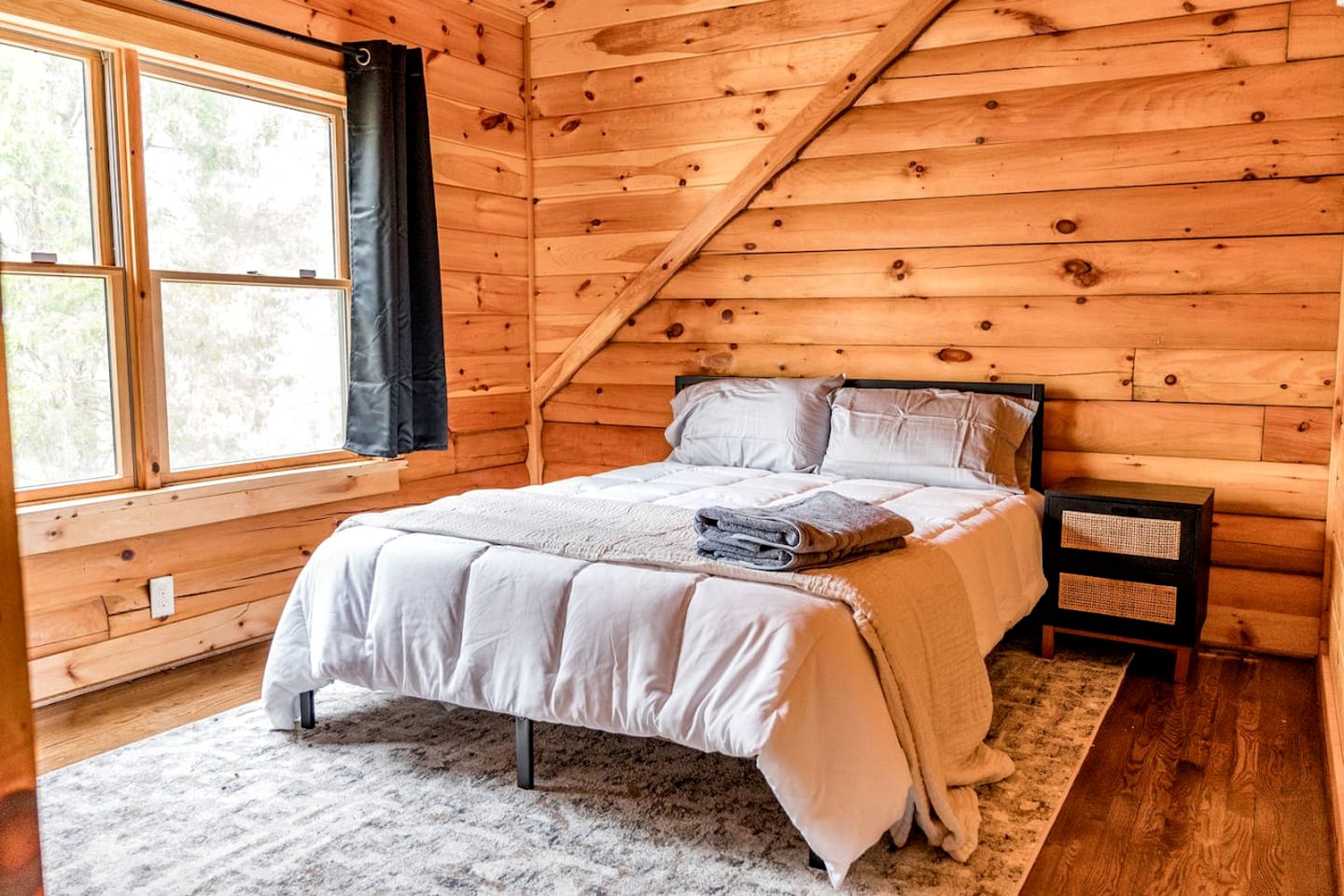Awesome Wooden Cabin with Stunning Sights in Forest, Virginia
