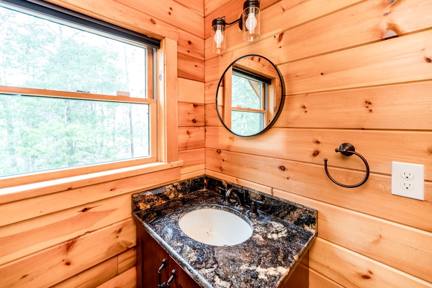 Awesome Wooden Cabin with Stunning Sights in Forest, Virginia