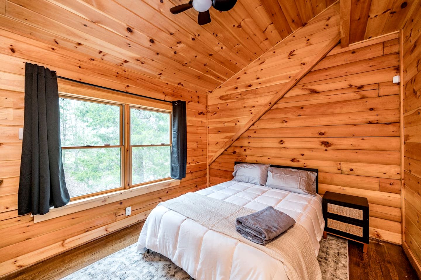 Awesome Wooden Cabin with Stunning Sights in Forest, Virginia