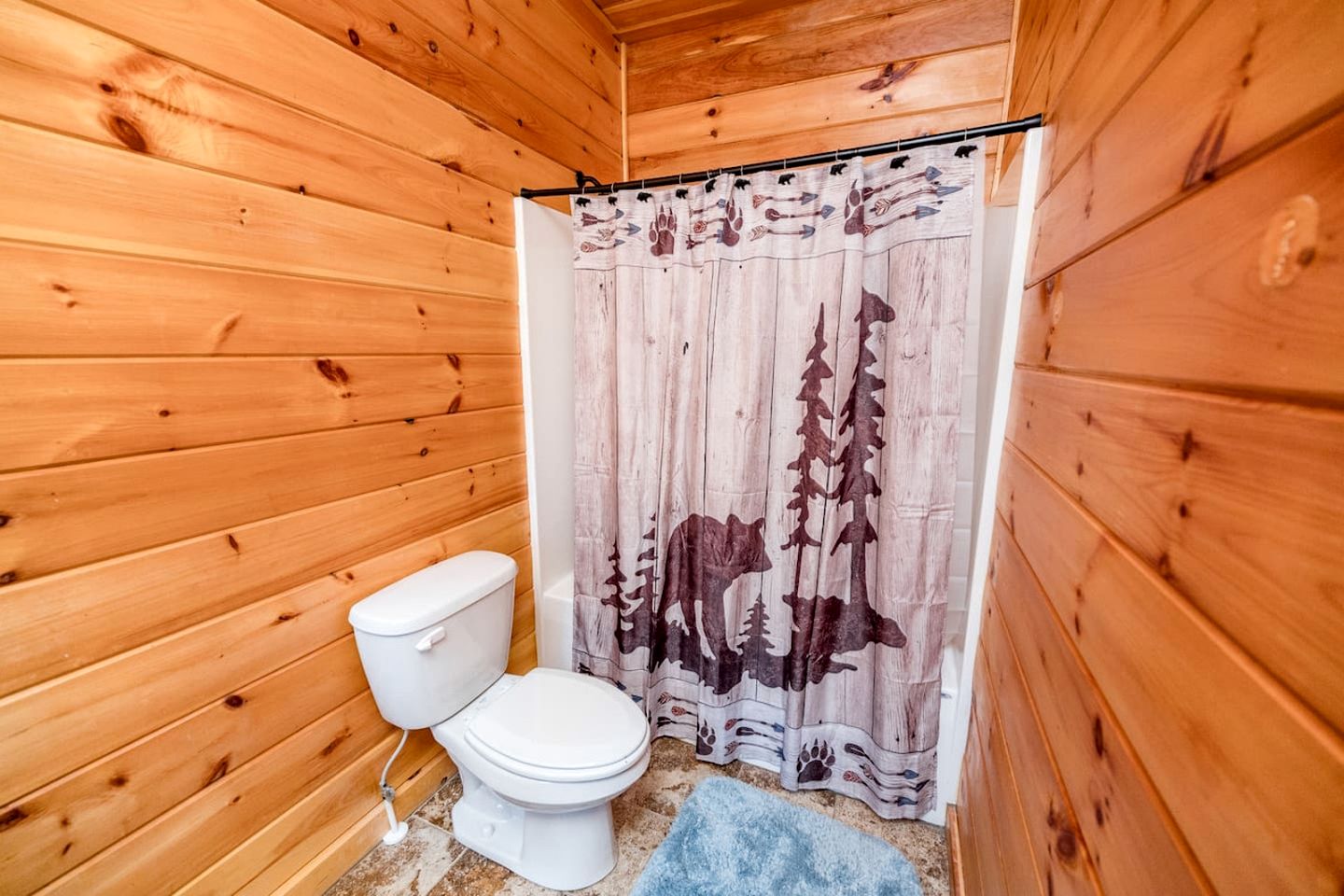 Awesome Wooden Cabin with Stunning Sights in Forest, Virginia