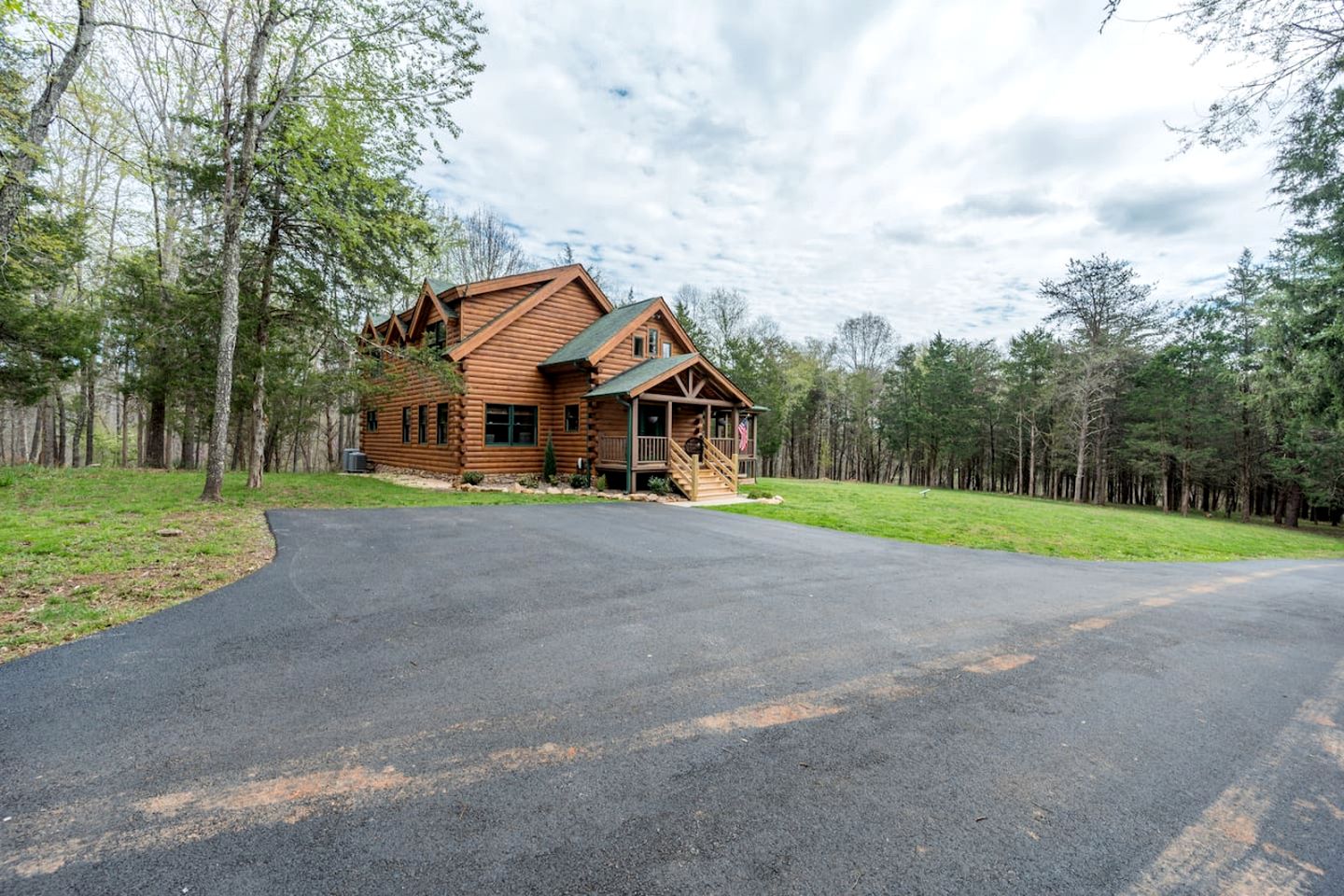 Awesome Wooden Cabin with Stunning Sights in Forest, Virginia