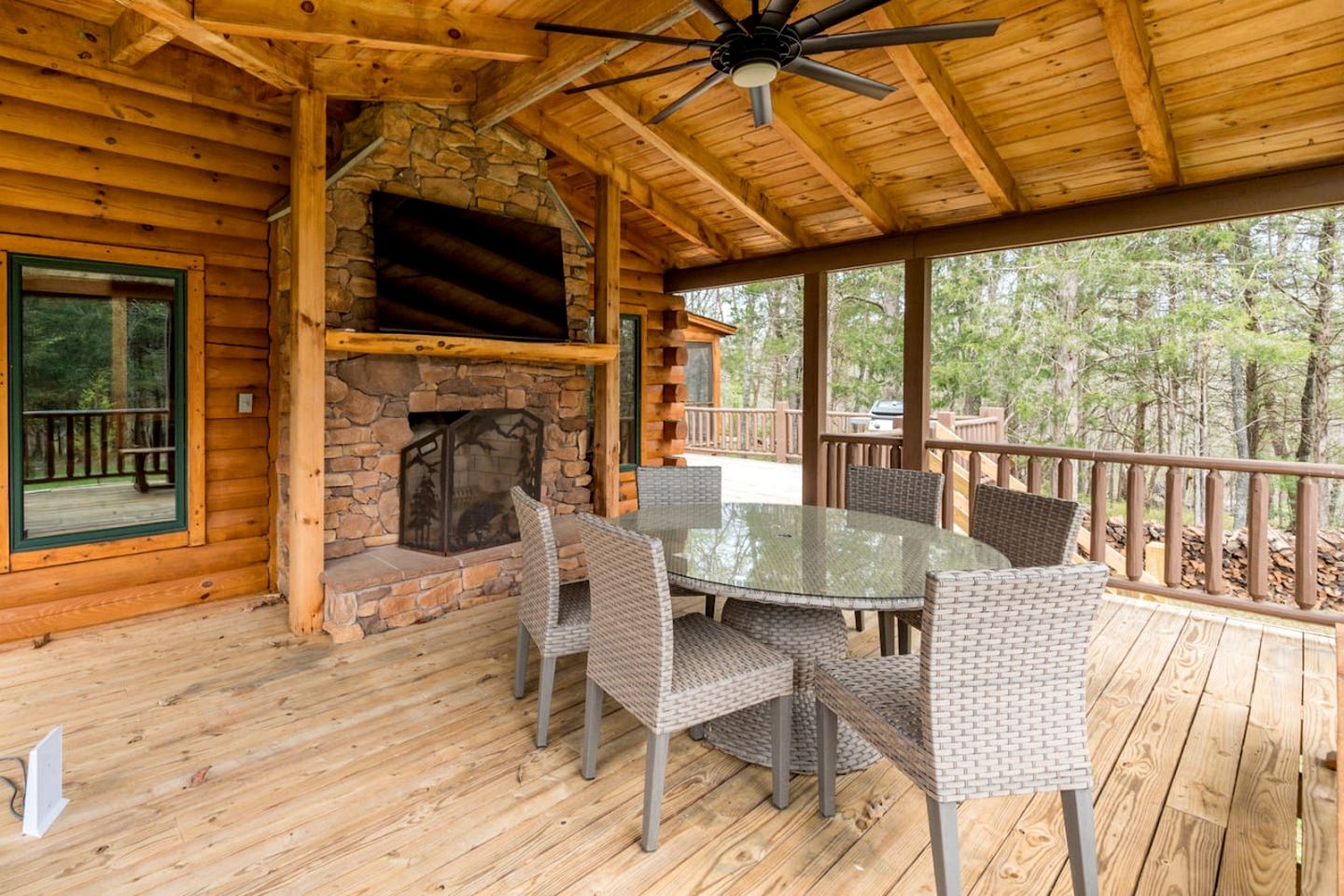 Awesome Wooden Cabin with Stunning Sights in Forest, Virginia